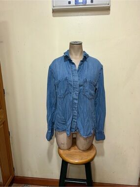 Woman’s Cloth & Stone long sleeve buttons down collar shirt top